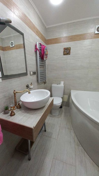 Трикімнатна квартира на Південно-Заході, хороший стан.