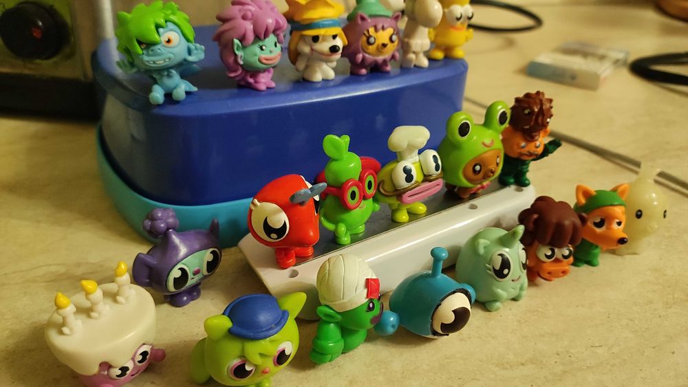 Міні фігурки іграшка колекція моші монстри