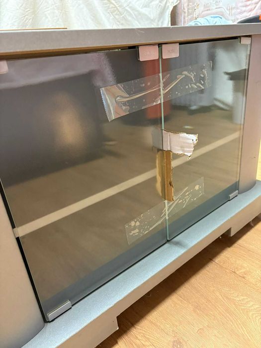 Movel TV cinzento com portas em vidro