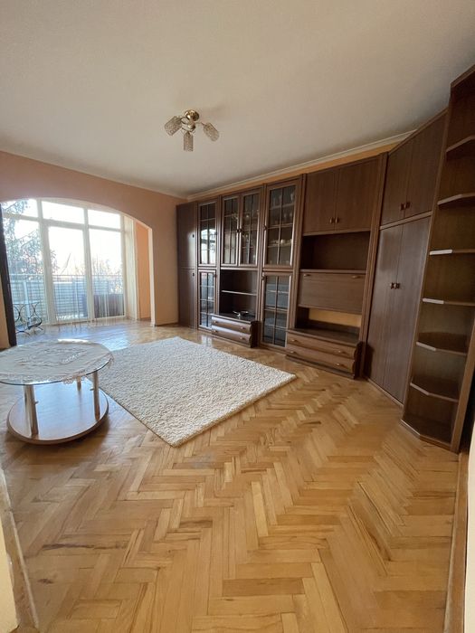 Подобова (посуточно) оренда квартири(центр, біля фонтана) вул.Миру 29.