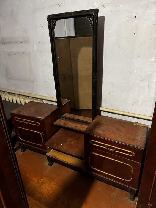 Продам вживані меблі дешево.Тумбочки,ліжко,шкаф,столик та дзеркало.