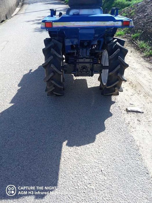 Tractor iseki 4x4 com alfaias