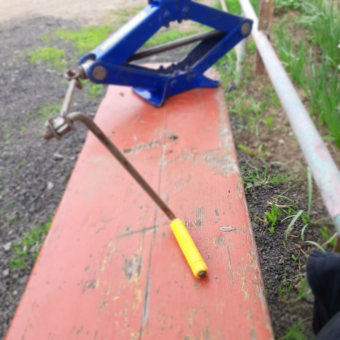 Домкрат автомобільний