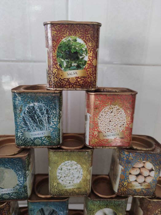 Latas de especiarias