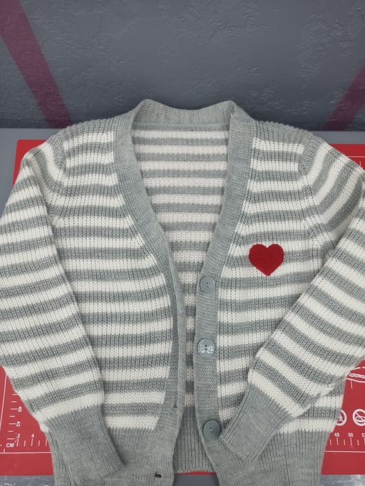 Продаю  светр з довгим рукавом.