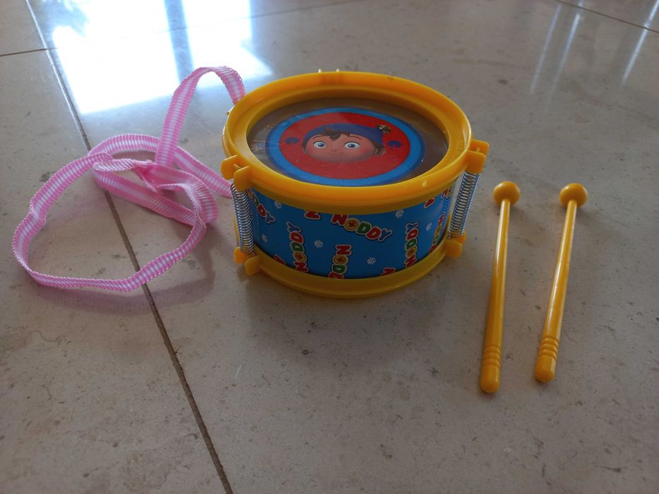 Puzzle de madeira borboleta e pequeno tambor noddy