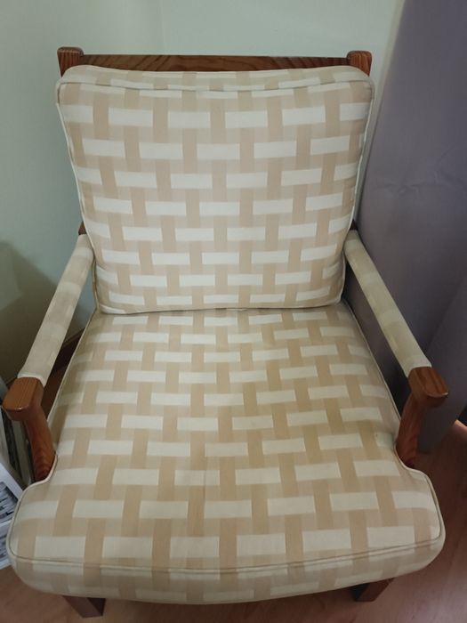 Cadeirão em pinho mel com tons beje e camel