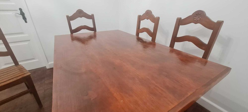 Mesa em madeira maciça Bela e resistente