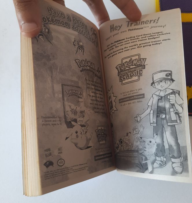 Lote livro antigo + tabuleiro de pano para jogar cartas pokemon