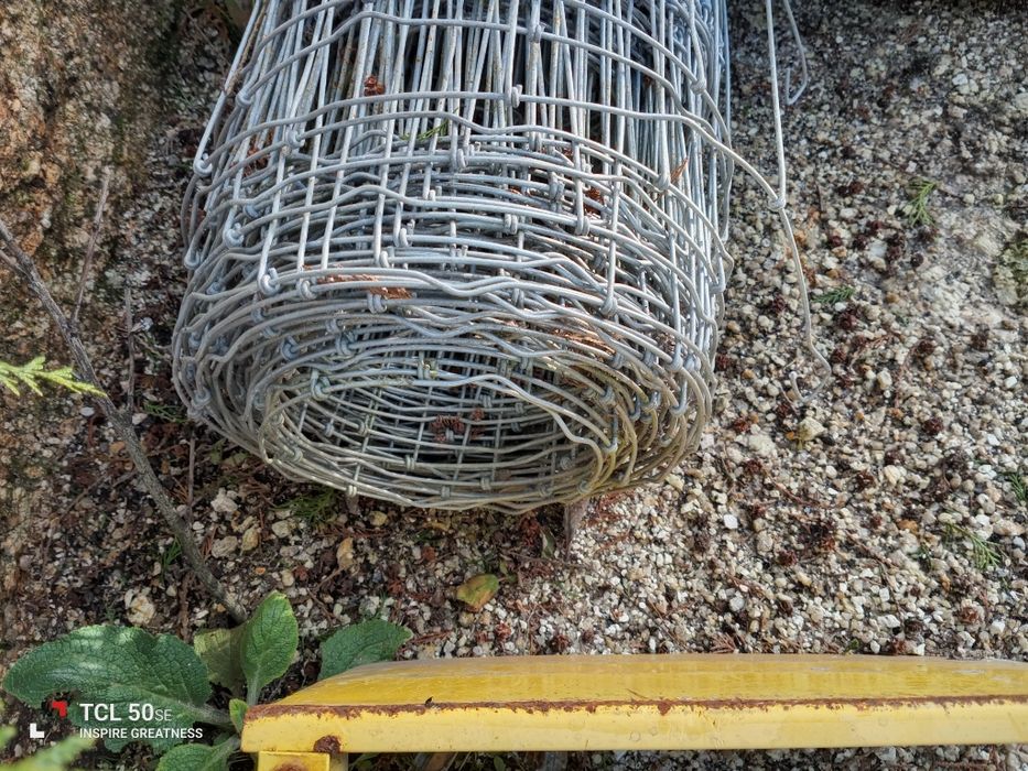 Rolos de arame tem 50/60 metros cada um.