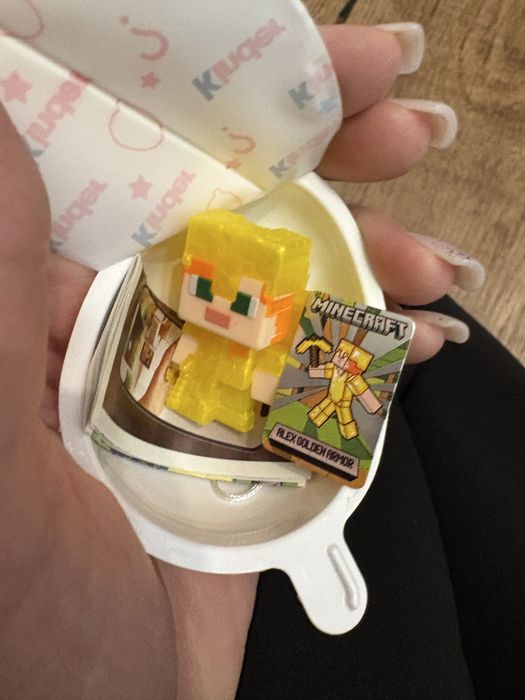 Figurka Kinder joy minecraft alex w zlotej zbroi