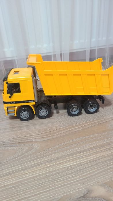 Машинка ,грузова ,самоскид.