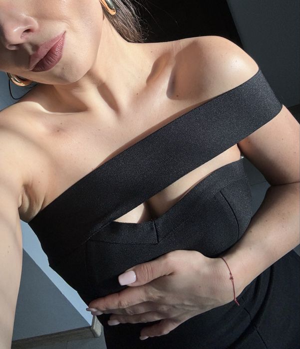 Czarna sukienka na jedno ramię/ M