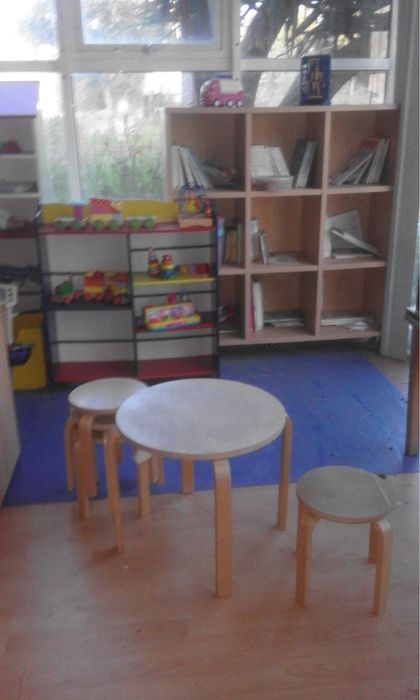 Mesa infantil + 3 bancos + móvel colorido de arrumação