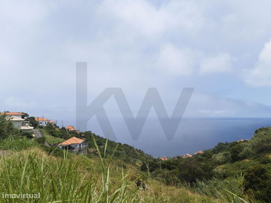 Terreno à venda em Santa Cruz com viabilidade de construção.