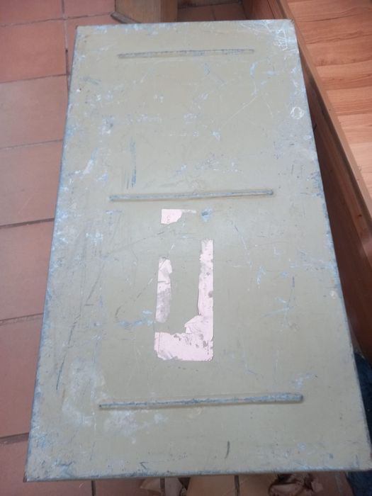 Arca cinza em metal