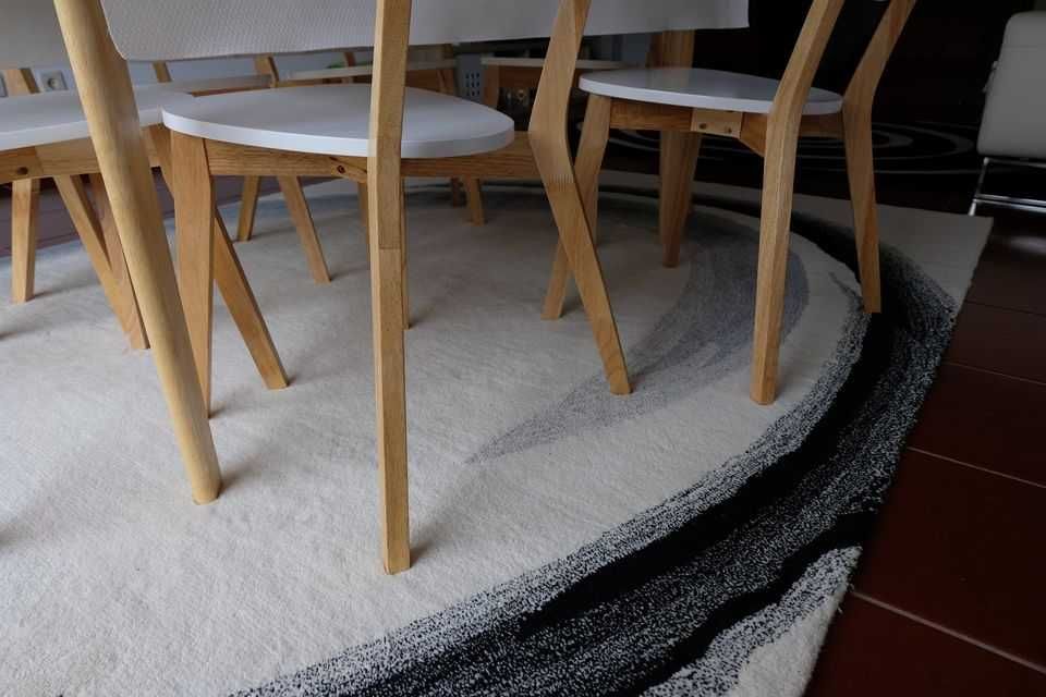 Mesa e cadeiras de sala de jantar