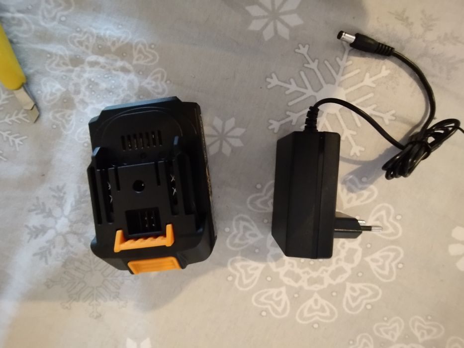 Berbequim/Aparafusadora DEKO 20V com bateria, carregador e acessórios - Novo