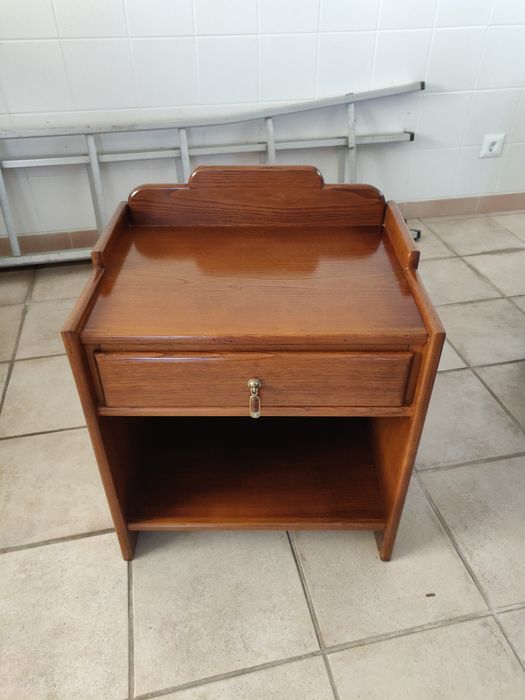 Mesa de Cabeceira em Madeira