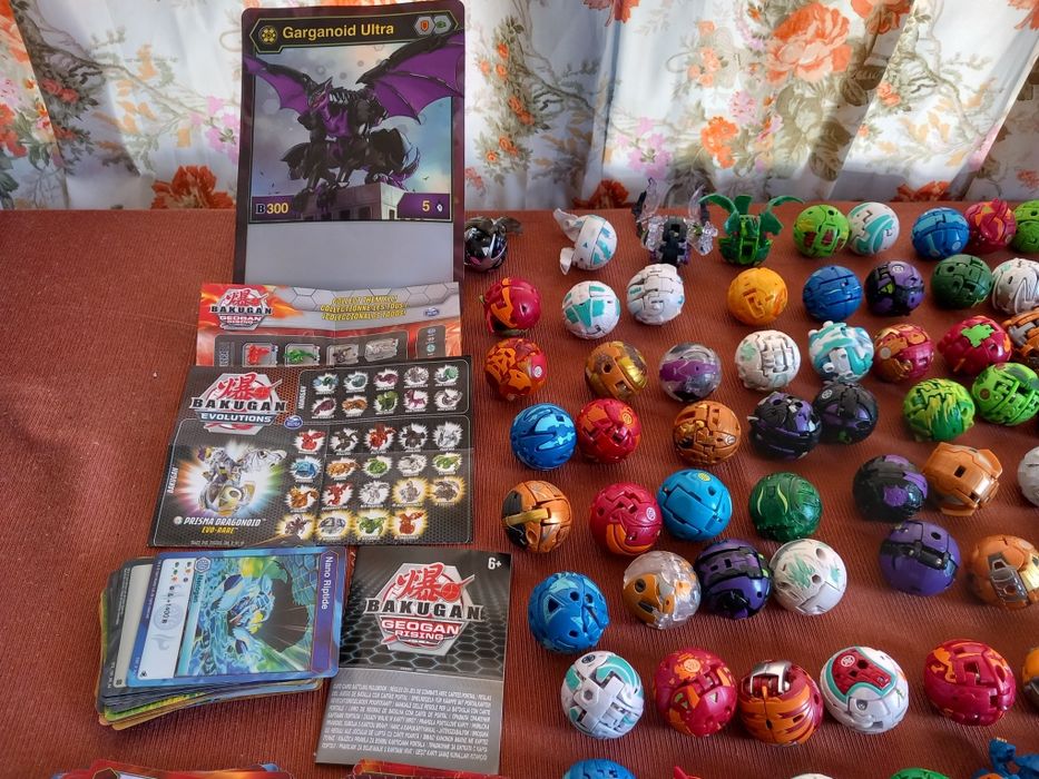 Grande lote bolas e cartões Bakugan