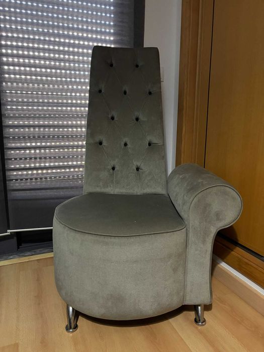 Cadeirão decorativo com encosto alto