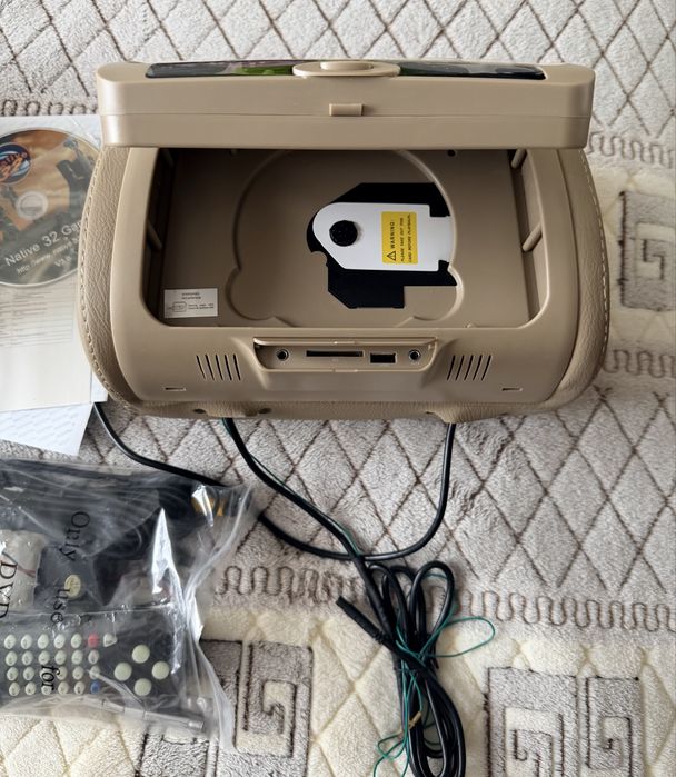 Підголовники з монітором Klyde Ultra 745 HD Beige c DVD ,USB ,SD .