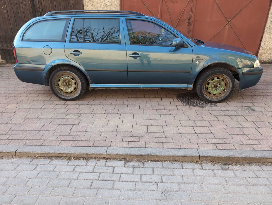 samochód osobowy skoda octavia