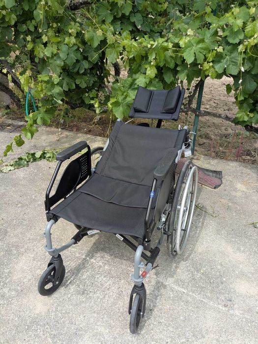 Cadeira de rodas com apoio cabeça