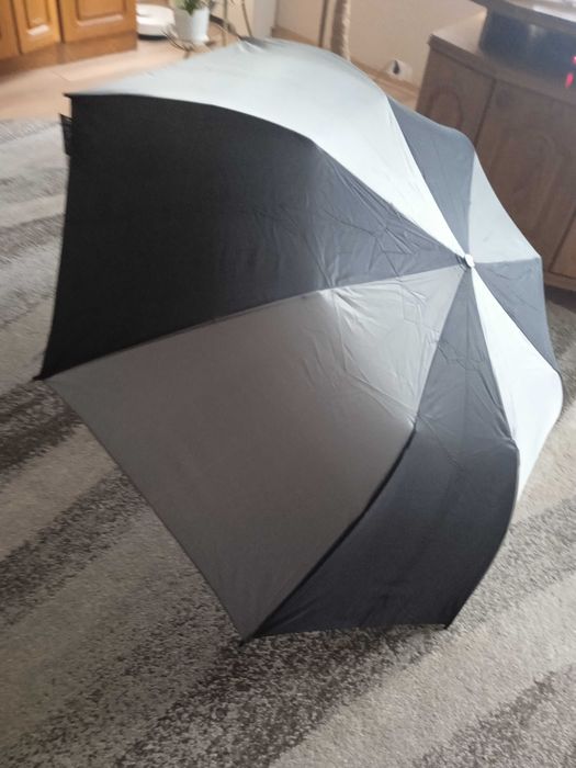 Parasol przeciwdeszczowy markowy