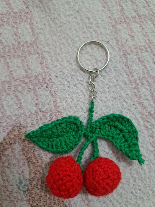 Porta-chaves de cereja feito de crochet