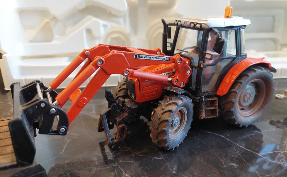 Siku 3051 Traktor Massey Ferguson MF 5455 z przyczepą i krowami 1