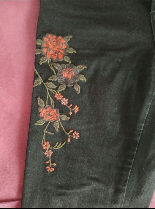 Spodnie Reserved z haftem 34