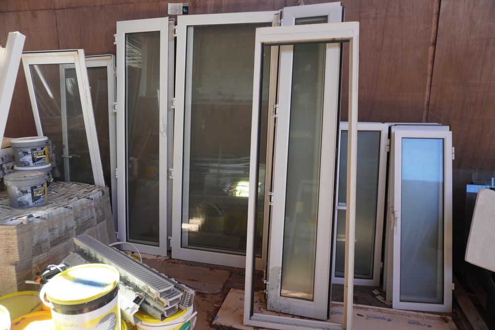 Portas e Janelas de Vidro Duplo Térmico com Estores Elétricos