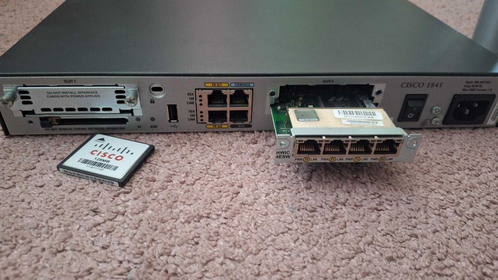 Router Cisco 1841430762409938145282