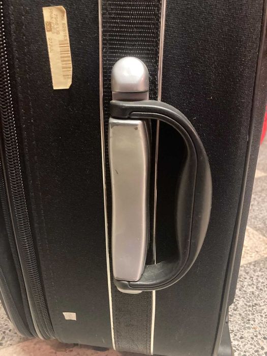 Mala de Viagem Preta com Rodas