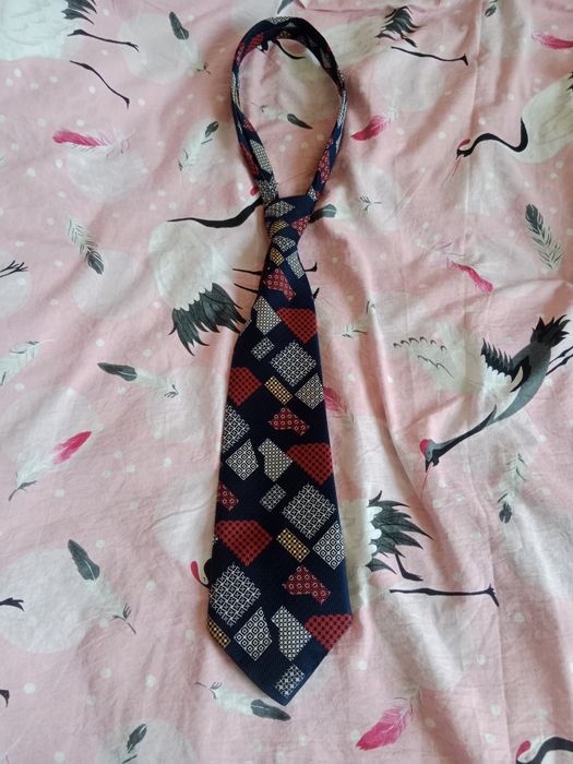 Męski krawat granatowy we wzorki