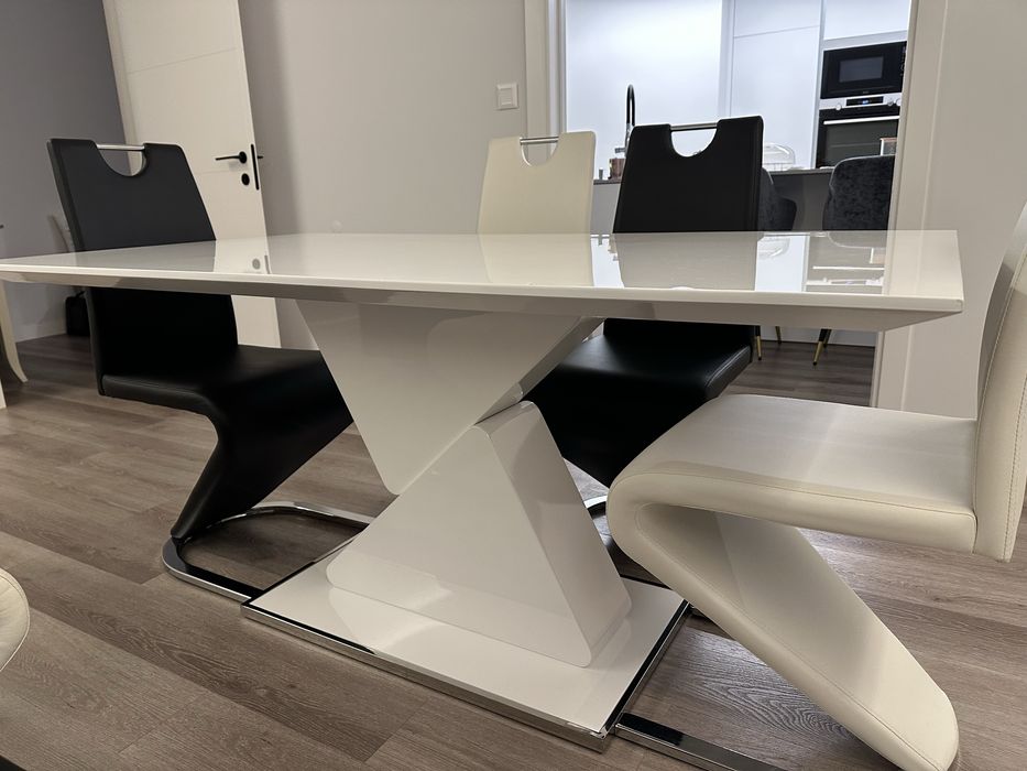 Mesa e 6 cadeiras de sala em muito bom estado