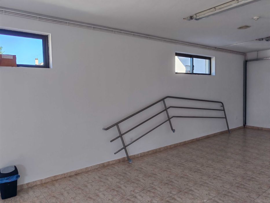 Armazém para Arrendamento – 125 m² – Excelente Estado