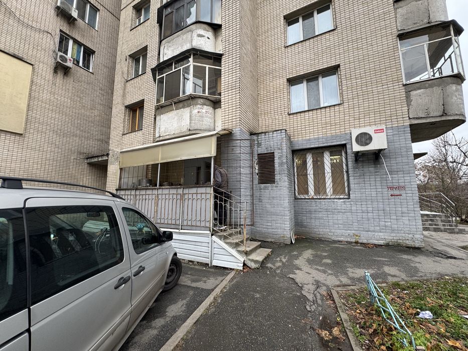 Власник. Симиренко 1 б.Продам приміщення з надійними орендарями.