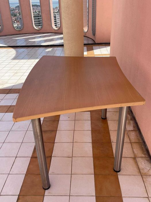 Mesa de madeira para quarto da criança