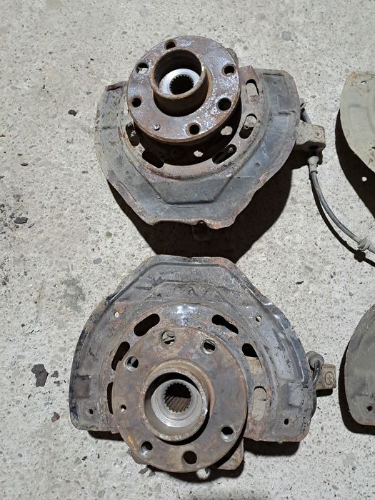 Поворотний кулак з ступицею Opel Vectra B 1995-2001 цапфа ступиця