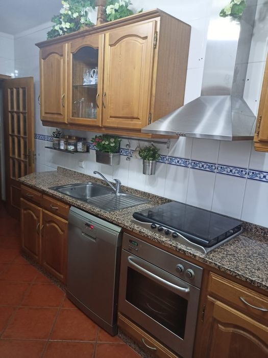 Mobília de cozinha em madeira castanho