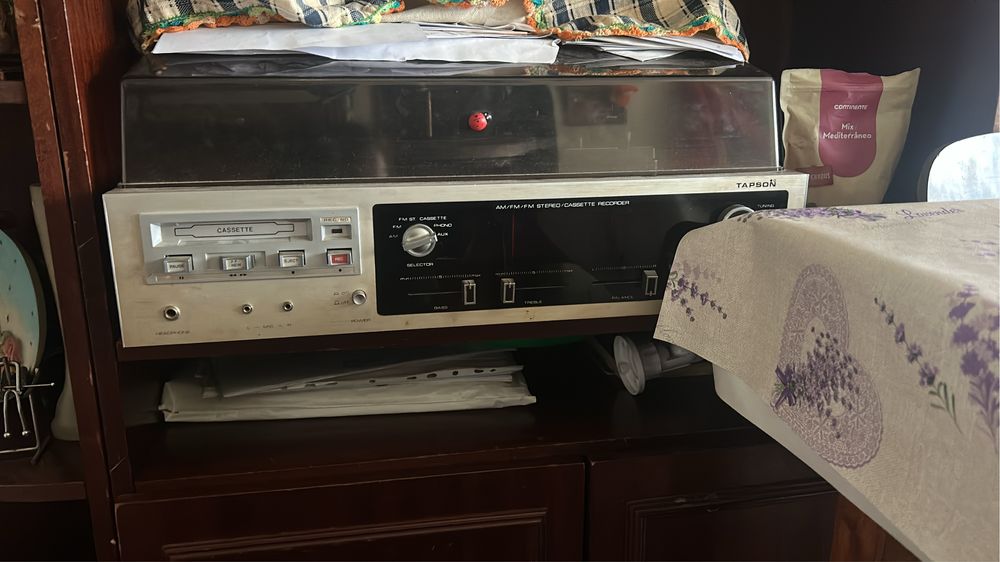 E um gira discos e as colunas estao em bom estado