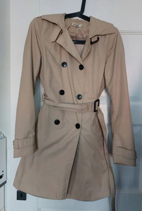 Beżowy klasyczny plaszcz trencz