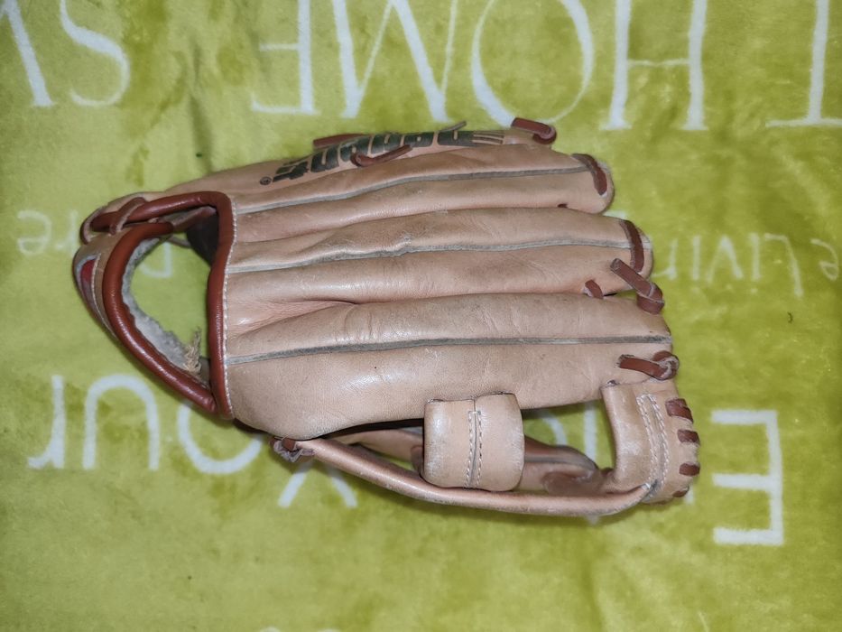 Бейсбольная перчатка Regent