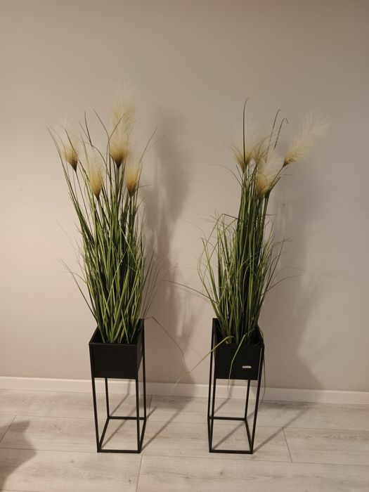 Sprzedam dwie sztuczne trawy dekoracyjne wraz z kwietnikami