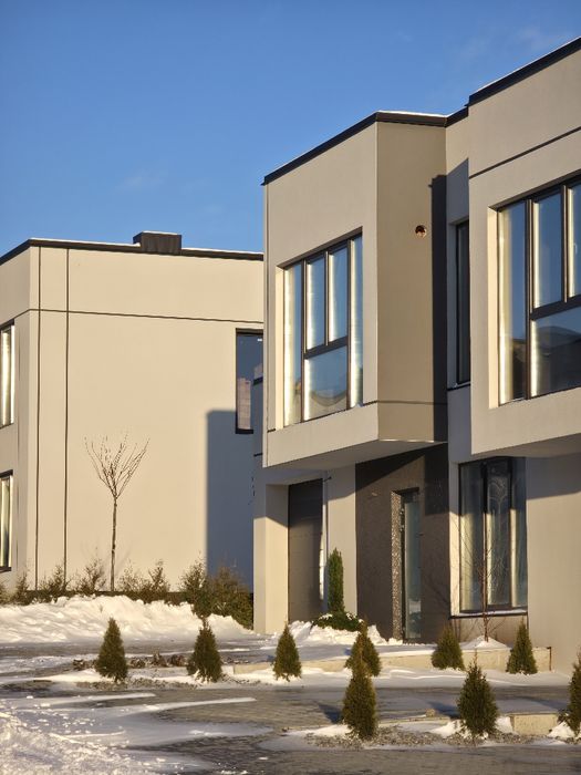 Продається крайній таунхаус 5 км від ТЦ Майдану.