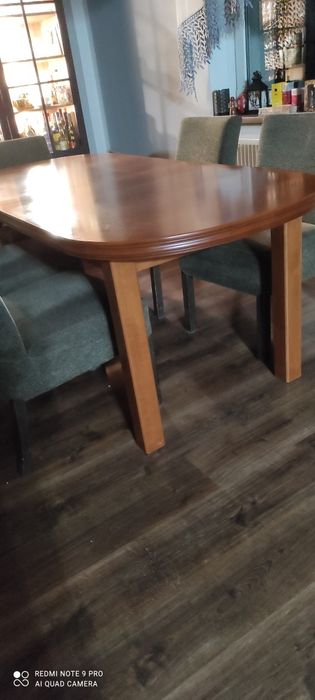 Sprzedam duży, rozkładany stół.