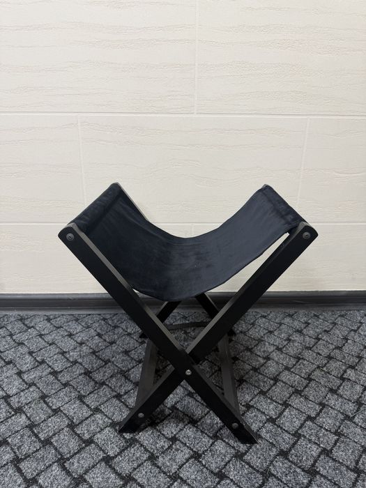 Підставка чорного кольору під сумку