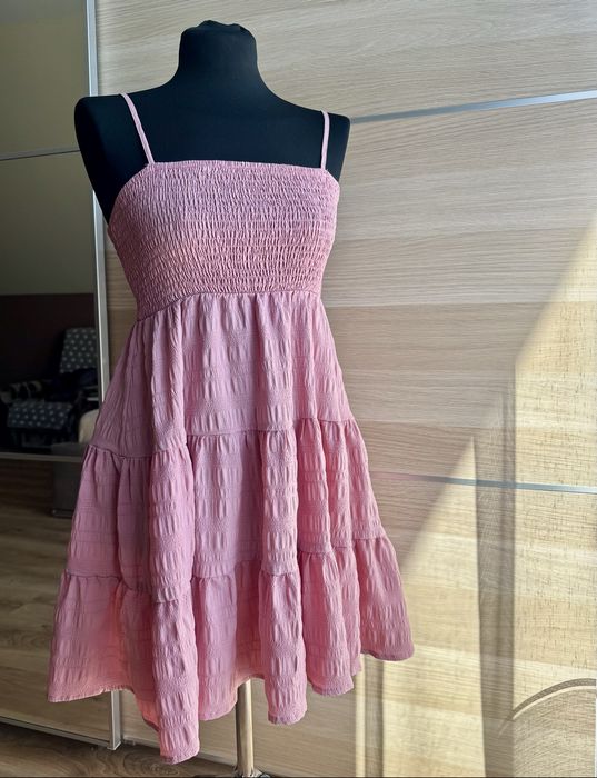 Różowa sukienka na ramiączkach